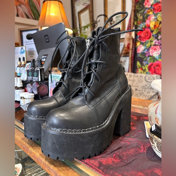 UNIF Choke Boot size 8 - Picture 3 of 8